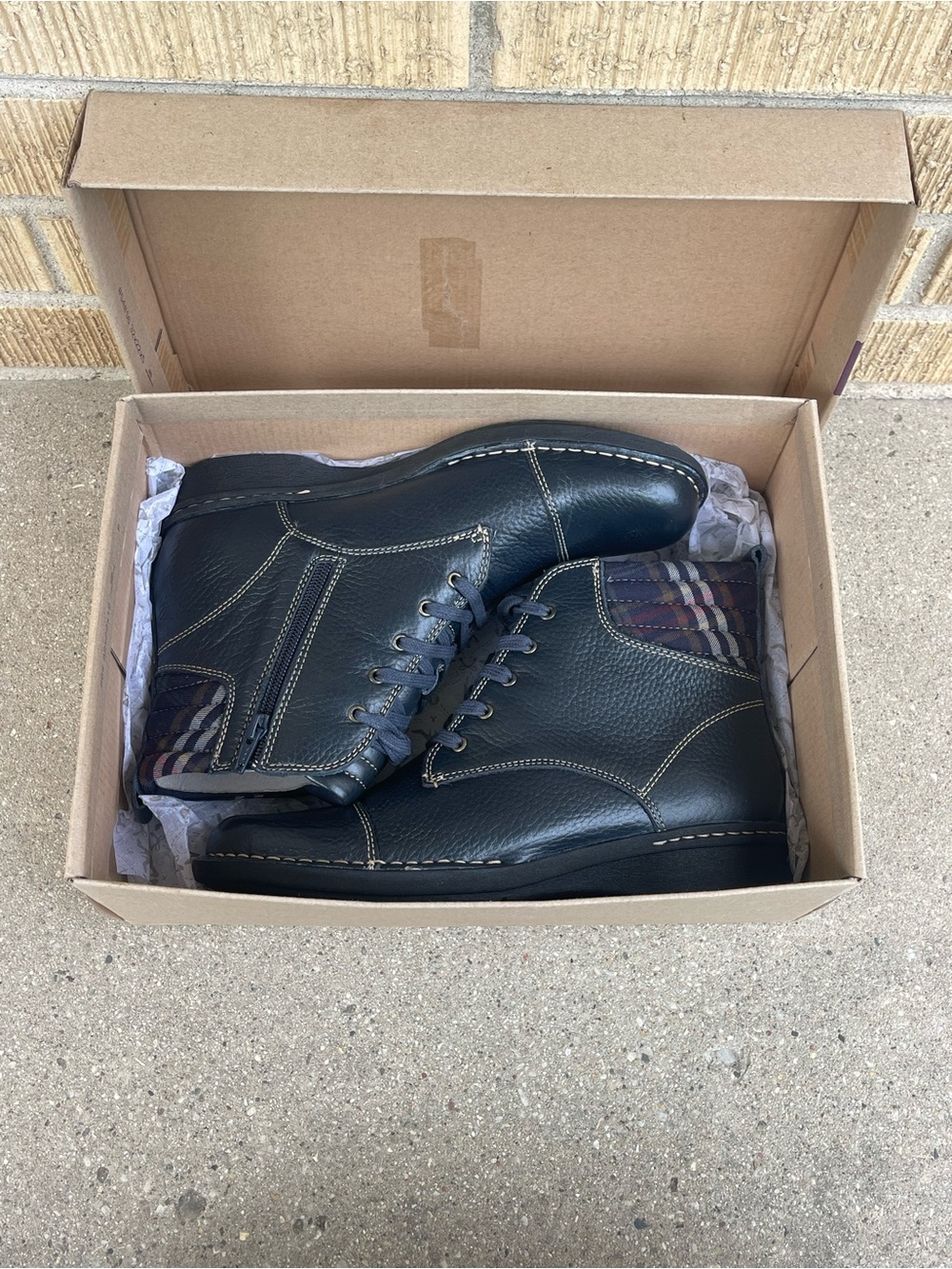 Clark’s navy Tumbs whistle bea Ankle boots brand new size 9M